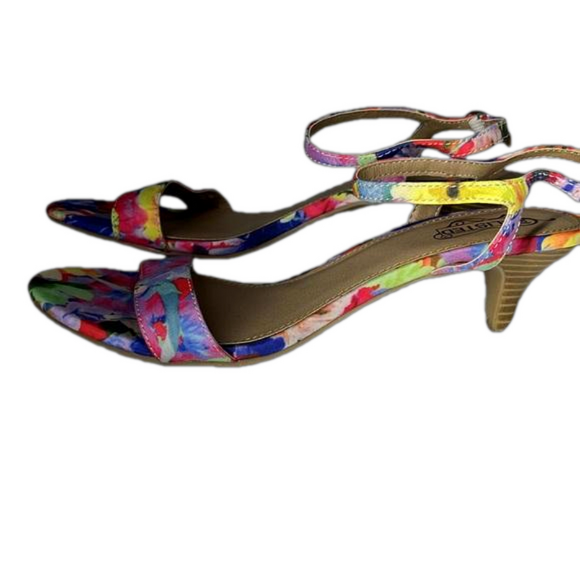 NWOT unlisted floral sandals - Picture 3 of 5